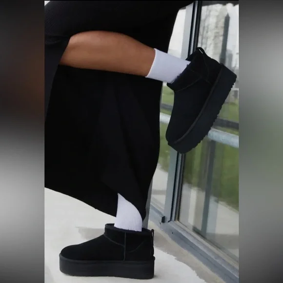 FABULOUS LIGHT SLIP ON LOW ANKLE BOOTS IN BLACK FAUX FUR - Picture 5 of 5